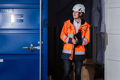Louisa Tepe besichtigt eine Baustelle