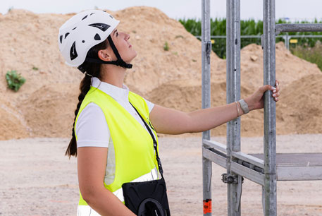 SiGeKo Louisa Tepe auf einer Baustelle